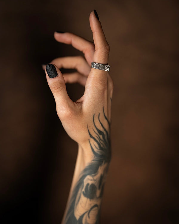 Bague Curseur sur index de femme