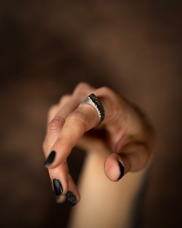 Bague Curseur portée par une femme