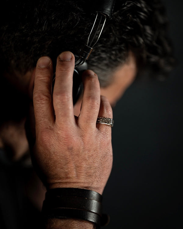 Bague Curseur portée par un homme