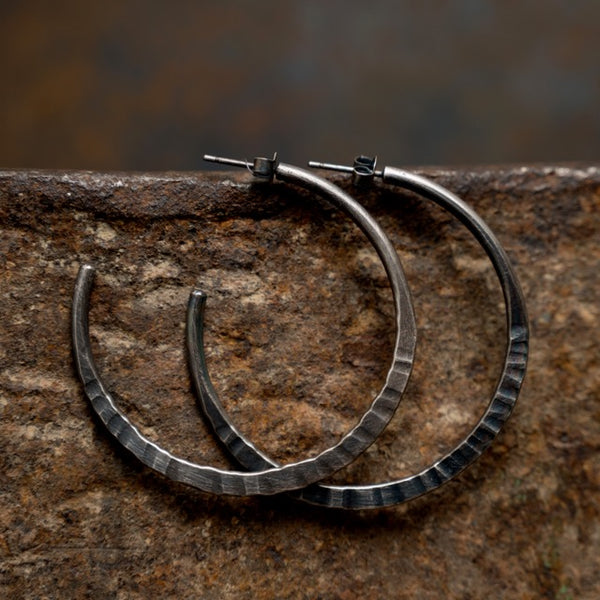 Boucles d'oreilles créoles martelées en argent