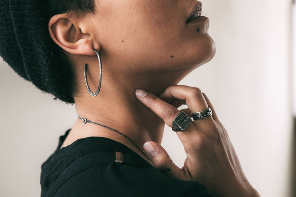 Créoles martelées portées par une femme vue de profil