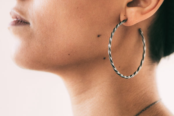 Boucles d'oreilles torsadées vue de profil