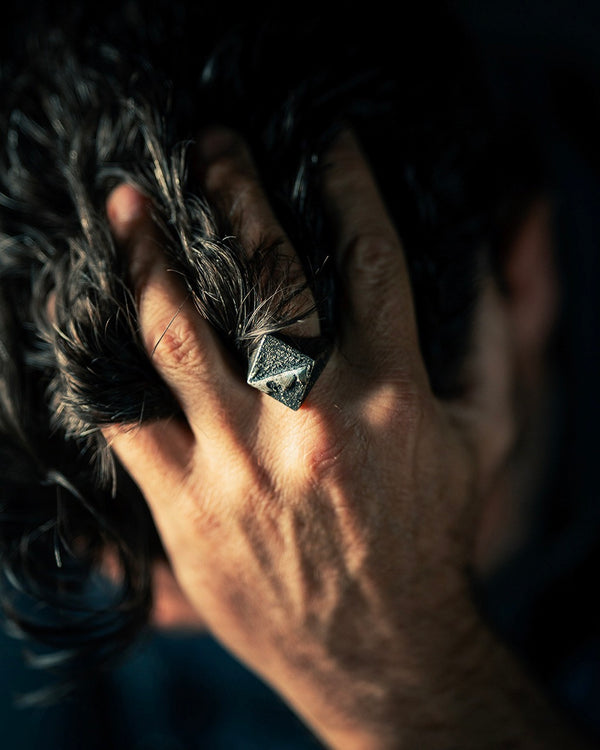 Chevalière Losange en argent portée par un homme
