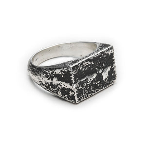 Chevalière rectangle en argent fabriquée à l'aide de la technique de fonte au sable