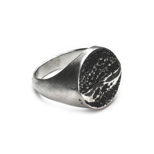 Chevalière ronde en argent brossé