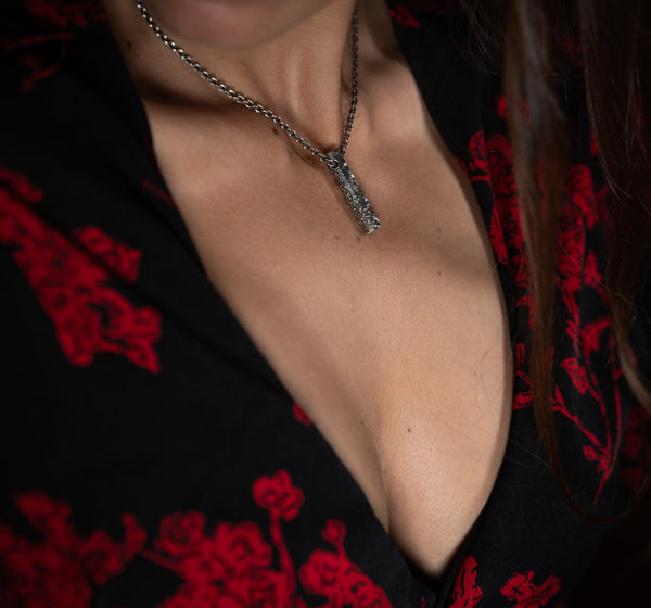 Collier hexagone porté par une femme