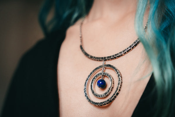 Collier point bleu porté