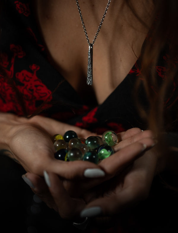 Collier tétraèdre porté par une femme