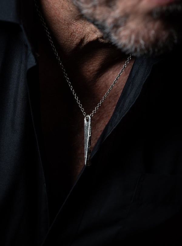 Collier tétraèdre en argent porté par un homme