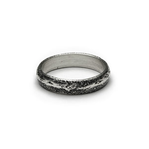 Bague demi-jonc fine en argent brute de fonte