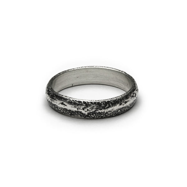 Bague demi-jonc fine en argent brute de fonte