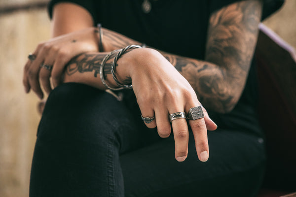 Femme portant plusieurs bijoux Septentrion en Bretagne