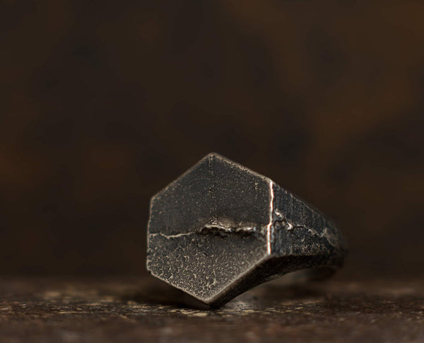 Chevalière hexagone en argent brut de fonte