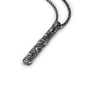 Collier avec pendentif en forme de cylindre